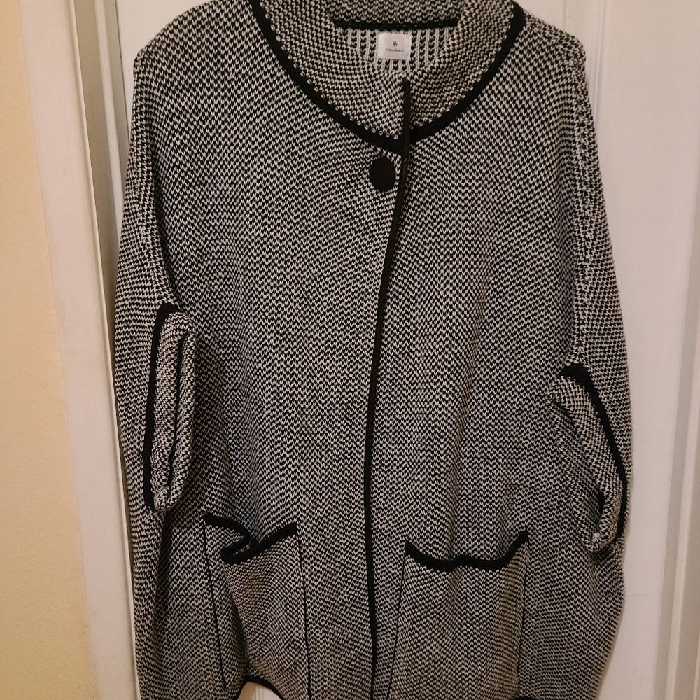 DRESS BARN Women's Black & White Short Sleeve Snap Closure Poncho. One Size